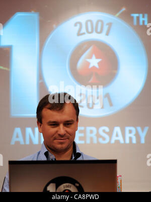 Joueur de poker célèbre tchèque Martin Staszko photographié pendant la partie de poker en ligne à Prague, République tchèque, le 4 décembre 2011. Le record mondial Guinness du nombre de personnes en même temps de commencer à jouer au poker en ligne a été battu à Prague lorsque 200 000 joueurs se sont joints à un tournoi en ligne, y compris Banque D'Images