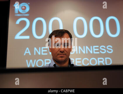 Joueur de poker célèbre tchèque Martin Staszko photographié pendant la partie de poker en ligne à Prague, République tchèque, le 4 décembre 2011. Le record mondial Guinness du nombre de personnes en même temps de commencer à jouer au poker en ligne a été battu à Prague lorsque 200 000 joueurs se sont joints à un tournoi en ligne, y compris Banque D'Images