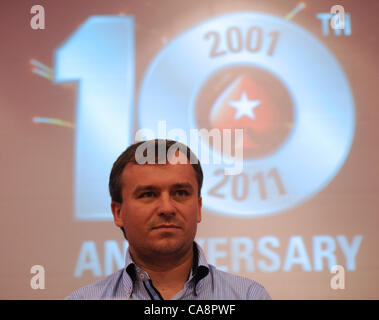 Joueur de poker célèbre tchèque Martin Staszko photographié pendant la partie de poker en ligne à Prague, République tchèque, le 4 décembre 2011. Le record mondial Guinness du nombre de personnes en même temps de commencer à jouer au poker en ligne a été battu à Prague lorsque 200 000 joueurs se sont joints à un tournoi en ligne, y compris Banque D'Images