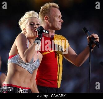 Jan 26, 2003 ; San Diego, CA, USA ; Gwen Steffani de aucun doute et Sting chanter durant le show de la mi-temps du Super Bowl XXXVII entre les Oakland Raiders et les Tampa Bay Buccaneers au logiciel Qualcom Stadium à San Diego, Californie le dimanche 26 janvier 2003. Banque D'Images