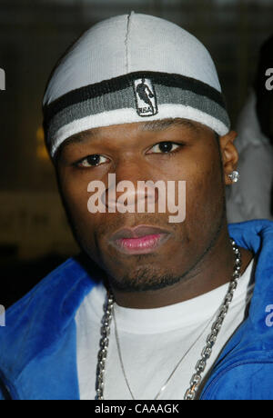 Jan 03, 2003 - New York, New York, USA - Le rappeur 50 Cent, de son vrai nom CURTIS JAMES JACKSON III, quitte le tribunal pénal de la ville de New York. Il était un associé de Jam Master Jay et a été brièvement fournies avec la protection de la police après le meurtre de Jay. 50 Cent a été arrêté récemment lorsqu'il et quatre autres moi Banque D'Images