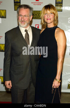 Jan 17, 2003 ; Los Angeles, Californie, USA ; Réalisateur Steven Spielberg et sa femme Kate Capshaw @ de la 8e édition de Critics' Choice Awards qui a eu lieu au Beverly Hills Hotel. Banque D'Images