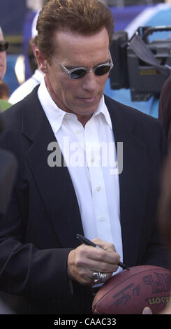 (Publié le 01/27/2003, A-12) ECpreA014 -- Arnold Schwarzenegger signe un avant le match de football Dimanche. UT photo par Eduardo Contreras (crédit Image : © San Diego Union-Tribune/ZUMA Press) RESTRICTIONS : LA, Orange County papers & USA Tablois homme dehors ! Banque D'Images