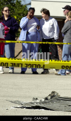 Feb 01, 2003 ; Nacodogches, Texas, USA ; ! Nous n'MAGS jusqu'au 04/02/2003 ! La foule près d'un morceau de débris dans le stationnement de la Banque Commerciale du Texas au centre-ville d'Nacodogches, Texas. La navette Columbia de la NASA STS-107 se séparèrent en flammes au-dessus du Texas le samedi de 8 h 00 le 1 er février 2003, tuant les 7 AST Banque D'Images