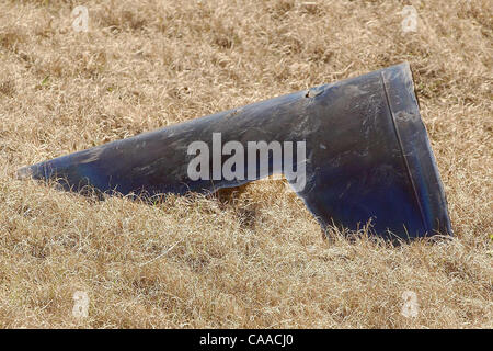 Feb 01, 2003 ; Palestine, Texas, USA ; ! Nous n'MAGS jusqu'au 04/02/2003 ! Une pièce de métal qui tombèrent du ciel tôt samedi matin se situe dans la médiane de l'autoroute 155 au nord de la Palestine. Gens de la région a dit qu'il fumait encore lorsqu'ils sont arrivés. On a pensé qu'est partie de la navette spatiale Banque D'Images