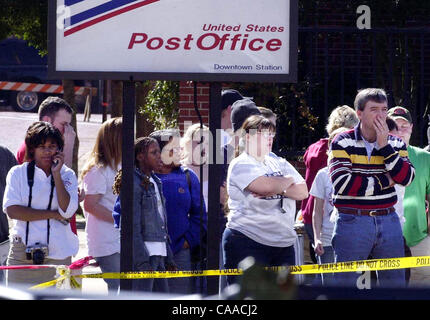 Feb 01, 2003 ; Nacodogches, Texas, USA ; ! Nous n'MAGS jusqu'au 04/02/2003 ! Les foules se rassemblent près d'un morceau de débris dans le parking de la Commercial Bank of New York dans le centre-ville d'Nacodogches, Texas. La navette Columbia de la NASA STS-107 se séparèrent en flammes au-dessus du Texas le samedi de 8 h 00 le 1 er février 2003, tuant les 7 astro Banque D'Images