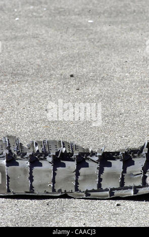 Feb 01, 2003 ; Nacodogches, Texas, USA ; ! Nous n'MAGS jusqu'au 04/02/2003 ! Un débris dans le stationnement de la Banque Commerciale du Texas au centre-ville d'Nacodogches, Texas. La navette Columbia de la NASA STS-107 se séparèrent en flammes au-dessus du Texas le samedi de 8 h 00 le 1 er février 2003, tuant les 7 astronautes à seulement 16 minut Banque D'Images