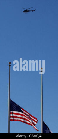Feb 01, 2003 ; Nacodogches, Texas, USA ; ! Nous n'MAGS jusqu'au 04/02/2003 ! Voler des hélicoptères près de drapeaux, près d'un morceau de débris dans le stationnement de la Banque Commerciale du Texas au centre-ville d'Nacodogches, Texas. La navette Columbia de la NASA STS-107 se séparèrent en flammes au-dessus du Texas le samedi de 8 h 00 le 1 er février 2003, killi Banque D'Images