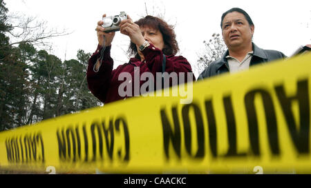 Feb 02, 2003 ; Douglas, Texas, USA ; ! Nous n'MAGS jusqu'au 04/02/2003 ! MOLLY ET LARRY VEGA de Dallas regarder par dessus un morceau de la navette spatiale Columbia qui a atterri dans un terrain de stationnement à l'Old Spanish Trail Restaurant le long de la route. 21 En Douglass, Texas. La navette Columbia de la NASA STS-107 se séparèrent en flammes sur Banque D'Images