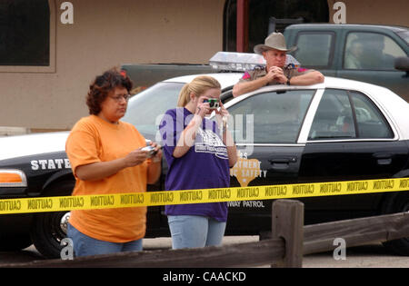 Feb 02, 2003 ; Douglas, Texas, USA ; ! Nous n'MAGS jusqu'au 04/02/2003 ! Les gens prennent des photos et regarder par dessus un morceau de la navette spatiale Columbia qui a atterri dans un terrain de stationnement à l'Old Spanish Trail Restaurant le long de la route. 21 à Douglas, au Texas. Protection de la pièce est Texas State Trooper Todd Duc. La navette de la NASA Banque D'Images