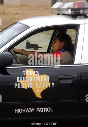 Feb 02, 2003 ; Douglas, Texas, USA ; ! Nous n'MAGS jusqu'au 04/02/2003 ! Un Texas State Trooper veille sur un morceau de la navette spatiale Columbia qui a atterri dans un terrain de stationnement à l'Old Spanish Trail Restaurant le long de la route. 21 à Douglas. La navette Columbia de la NASA STS-107 se séparèrent en flammes au-dessus du Texas sur Saturd Banque D'Images