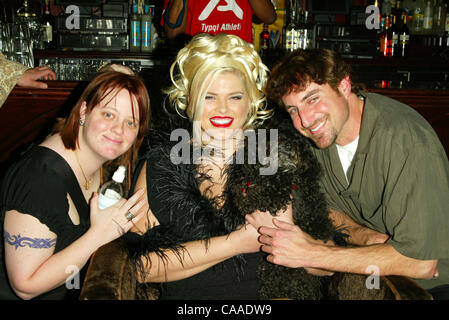 18 févr., 2003 ; West Hollywood, CA, USA ; super duper Anna Nicole Smith avec le sous-KIMMI et avocat HOWARD K. STERN (R) à l'appel de casting de 'Wasabi Thon,' qui a attiré 50 Drag Queens, et de déclarer le 18 février Anna Nicole Smith 24. L'événement a eu lieu à l'abbaye. Banque D'Images