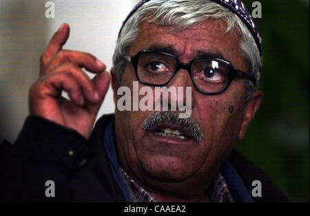 (Publié le 03/02/2003, A-6) NC LE NORD DE L'IRAQ x006 .......... Le Nord de l'Iraq, Halabjah, Février 28, 2003 .......... Ali Mahmud Muhamed raconte comment il a été marcher jusqu'à son village (Halabjah) avec deux autres amis lorsqu'ils ont entendu les avions à voler par et bientôt après le feu sur eux. Ce n'est qu'il a regarder Banque D'Images