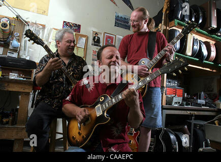 Top Gear guitar pro shop owner Dan Altilio, gauche, et les techniciens, et Tim Pinnell Mike Boone rock sur leurs Gibson Les Paul guitares dans l'backshop de leur lieu de travail. Tous les trois Les Paul similaires propres normes. Altilio's est un modèle 1980, le 1975 est un Pinnell, et Mike Boone's est 1976. Le légendaire Banque D'Images