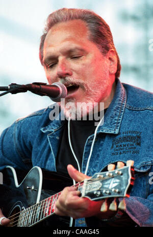 4 mai , 2003 ; Atlanta, GA USA ; musicien Jorma Kaukonen il se produit à la 10e anniversaire de la musique Festival de musique de Midtown à Atlanta. Jorma Kaukonen est un membre original du Jefferson Airplane et de Hot Tuna. Crédit obligatoire : Photo par Jason Moore (©) Copyright 2003 par Jason Moore Banque D'Images