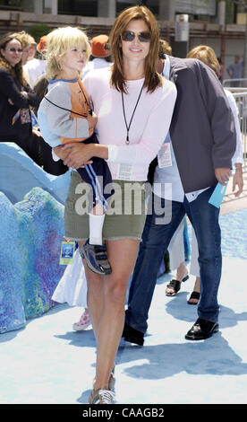 18 mai, 2003 ; Hollywood, CA, USA ; Modèle CINDY CRAWFORD arrive avec son fils PRESLEY, à la première mondiale de de Disney/Pixar nouveau film d'animation 'Finding Nemo'. Banque D'Images