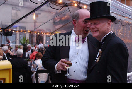 30 mai 2003 - Cincinnati, Ohio, USA - Cincinnati Conseiller JIM TARBELL écoute un commentaire de : CAC Guest et Patron Murray Sinclair à la Contemporary Arts Center de dévouement le dîner. (Crédit Image : © Ken Stewart/ZUMA Press) Banque D'Images