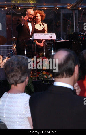 30 mai 2003 - Cincinnati, Ohio, USA - au centre d'art contemporain de dévouement le dîner est RICHARD ET LOIS ROSENTHAL qui l'ACE est nommé d'après. Au premier plan à gauche de l'espoir le Taft, et l'Ohio Gov. BOB TAFT. (Crédit Image : © Ken Stewart/ZUMA Press) Banque D'Images