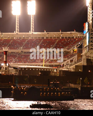 Jun 05, 2003 - Cincinnati, Ohio, USA - BB Riverboats Inc. Water Taxi , la River Queen, glisse au-delà du Great American Ballpark après les Rouges Yankees jeu pour prendre des passagers à l'atterrissage. (Crédit Image : © Ken Stewart/ZUMA Press) Banque D'Images