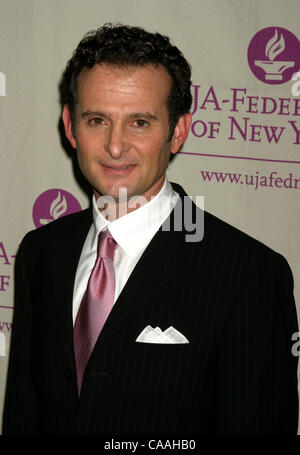 Jun 18, 2003 ; New York, NY, USA ; président et chef de la RCA Music Group CHARLES GOLDSTUCK @ UJA-Russie du New York's Music Prix Visionary tenue @L'hôtel Pierre. Banque D'Images