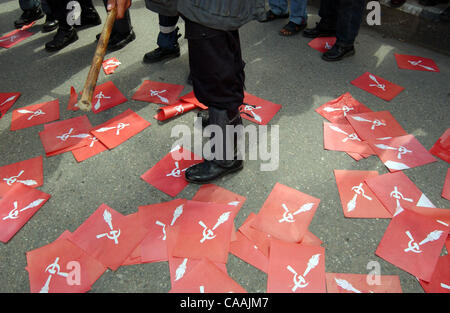 Katmandou, Népal, 10 septembre 2003 : Des affiches du Parti communiste du Népal (CPN-UML) distribués au cours d'une démonstration à la rue principale de Katmandou. La violence et la protestation ont grimpé au Népal après la lutte contre la guérilla maoïste pour abolir la monarchie. Des milliers de partisans des cinq principaux partis politiques Banque D'Images