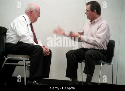 Sep 03, 2003 ; Detroit, MI, USA ; dans un couloir à l'étage de Cobo Hall au centre-ville de Detroit, Président de l'AFL-CIO John Sweeney, président de l'UAW et gauche, RON GETTELFINGER brièvement rencontré seul avant Sweeney passé à petit-déjeuner avec d'autres dirigeants syndicaux. Plus tard, il a pris la parole lors d'une réunion de l'Economic Club de Detro Banque D'Images