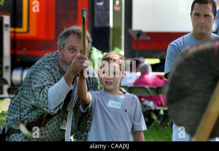 Sep 06, 2003 - Covington, Kentucky, USA - Pioneer Days célébré 'Politique' Pioneer Boîte à Savon à Pioneer Park sur KY 17. Les jeunes Enseignement BAC comme HICKS de Ft. Mitchell, qui a fait un point de dire à son âge que sept et trois quarts, la façon de lancer un tomahawk est PETER CHAMNESS d'Aberdeen dans l'Ohio. W Banque D'Images