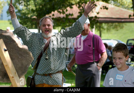 Sep 06, 2003 - Covington, Kentucky, USA - Pioneer Days célébré 'Politique' Pioneer Boîte à Savon à Pioneer Park sur KY 17. PETER CHAMNESS d'Aberdeen, Ohio, a bientôt sur BAC HICKS de Ft. Mitchell, qui a fait un point de dire à son âge que sept et trois quarts, frappe la cible avec un jeté un tomahawk Banque D'Images