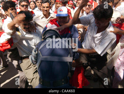 Katmandou, Népal, 10 septembre 2003 : Des manifestants anti gouvernement népalais en conflit avec la police lors d'une démonstration à la rue principale de Katmandou. La violence et la protestation ont grimpé au Népal après la lutte contre la guérilla maoïste pour abolir la monarchie. Des milliers de partisans des cinq principaux partis politiques w Banque D'Images