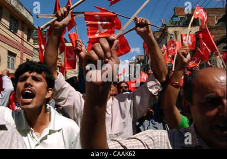 Katmandou, Népal, 10 septembre 2003 : Nepali protestataires de Parti communiste du Népal (CPN-UML) anti crier tout en augmentant leur gouvernement slogns drapeaux au cours d'une démonstration à la rue principale de Katmandou. La violence et la protestation ont grimpé au Népal après la lutte contre la guérilla maoïste pour abolir la monarchie. Banque D'Images
