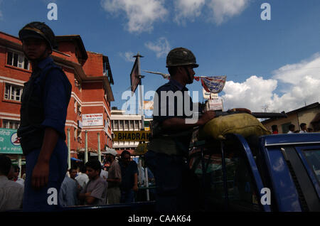 Katmandou, Népal, 10 septembre 2003 : Des policiers népalais montent la garde à la rue principale de Katmandou. La violence et la protestation ont grimpé au Népal après la lutte contre la guérilla maoïste pour abolir la monarchie. Des milliers de partisans des cinq principaux partis politiques ont été arrêtés alors qu'ils demandent Banque D'Images