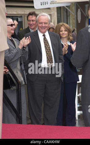 Sep 24, 2003 ; Los Angeles, CA, USA ; acteur Sir Anthony Hopkins a reçu le 2,237ème étoile sur l'Hollywood Walk of Fame en dehors du Kodak Theatre. Banque D'Images