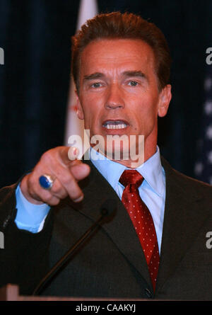 Oct 09, 2003 ; Santa Monica, CA, USA, nouveau gouverneur de la Californie Arnold Schwarzenegger prend une question de la part des médias lors d'une conférence de presse le 9 octobre 2003 à Santa Monica, CA. Banque D'Images