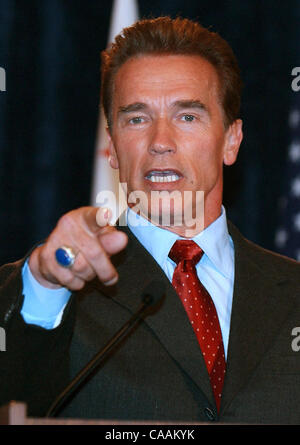 Oct 09, 2003 ; Santa Monica, CA, USA ; Le gouverneur Arnold Schwarzenegger prend une question au cours de sa première conférence de presse que la Californie, qui vient d'être élu gouverneur. Banque D'Images