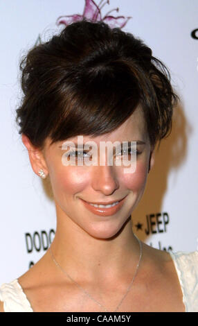 Oct 18, 2003 ; Los Angeles, CA, USA ; Jennifer Love Hewitt assiste à la 6e Soirée bénéfice pour la Fondation Lili Claire au Beverly Hilton Hotel à Beverly Hills. Banque D'Images
