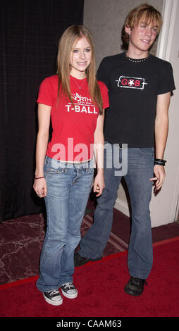 Oct 18, 2003 ; Los Angeles, CA, USA ; Performer Avril Lavigne à l'Lili Claire 6e soirée bénéfice qui a eu lieu au Beverly Hilton Hotel. Banque D'Images