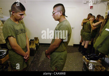 25 octobre 2003. Marine Corps Recruter Depot, San Diego, Californie, USA. Nate Bitsui (à gauche) et George Skeet (centre) se rassemblent pour prier avant d'aller dormir dans leur squadbay à MCRD San Diego comme des membres d'autres groupes se forment des groupes de prières (arrière-plan). Comme Bitsui et Skeet sont les Banque D'Images