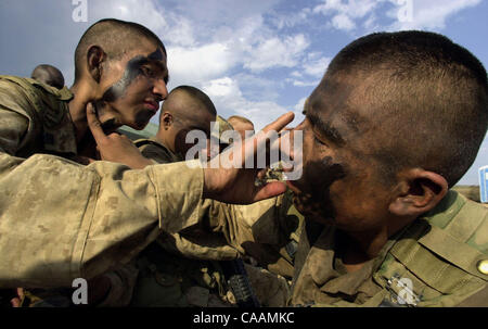 25 octobre 2003. Marine Corps Recruter Depot, San Diego, Californie, USA. Nate Bitsui (à gauche) et George Skeet (à droite), les deux recrues Marine en 2093 Peloton MCRD à San Diego, s'appliquer à l'autre peinture camoflauge durant leur formation à l'épreuve sur Camp Pendleton. Crédit obligatoire : photo par Banque D'Images