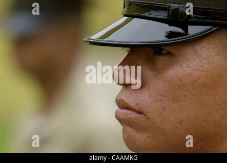 25 octobre 2003. Marine Corps Recruter Depot, San Diego, Californie, USA. Pvt. Julio Nez attend la commande suivante à mars sur MCRD's parade pont pour ses cérémonies de graduation. Crédit obligatoire : photo par Earnie Grafton/San Diego Union-Tribune/Zuma Press. copyright 2003 San Diego Union-Tribune Banque D'Images