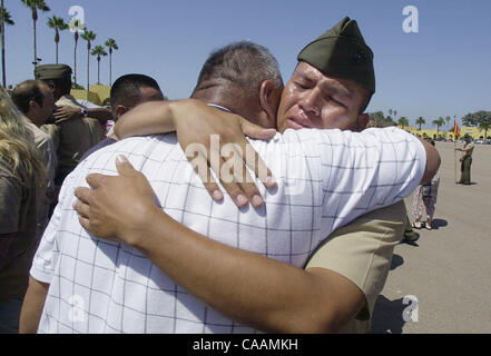 25 octobre 2003. Marine Corps Recruter Depot, San Diego, Californie, USA. Pvt. Julio Nez embrasse son père, Harry nez, les larmes streak sur son visage après avoir reçu son emblème du Corps des marines au cours de la cérémonie de l'emblème, la veille de sa sortie de boot camp marin. Crédit obligatoire. Photo par Banque D'Images