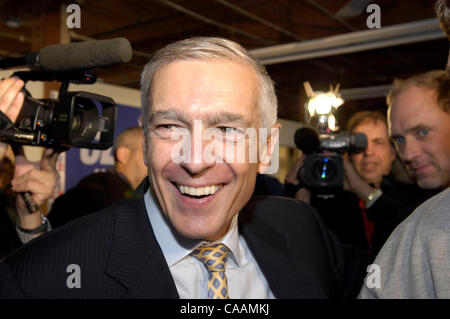 Oct 25, 2003 ; Concord, NH, USA ; le général Wesley Clark avec des partisans à sa campagne présidentielle de 2004 siège à Concord, New Hampshire. Banque D'Images