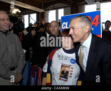 Oct 25, 2003 ; Concord, NH, USA ; le général Wesley Clark avec des partisans à sa campagne présidentielle de 2004 siège à Concord, New Hampshire. Banque D'Images