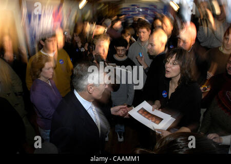 Oct 25, 2003 ; Concord, NH, USA ; le général Wesley Clark avec des partisans à sa campagne présidentielle de 2004 siège à Concord, New Hampshire. Banque D'Images