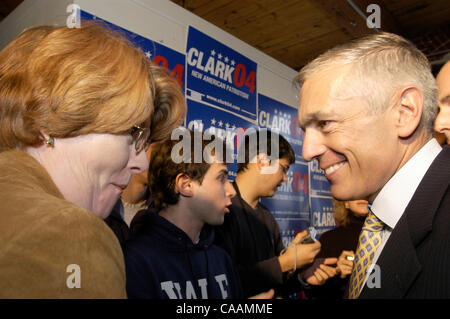 Oct 25, 2003 ; Concord, NH, USA ; le général Wesley Clark avec des partisans à sa campagne présidentielle de 2004 siège à Concord, New Hampshire. Banque D'Images