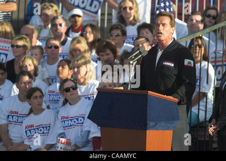 Nov 01, 2003 ; SanFransisco, CA, USA ; Candidat pour le gouverneur de la Californie, Arnold Schwarzenegger, parlant avec passion à podium avec des partisans à rejoindre Arnold t-shirts derrière. Banque D'Images