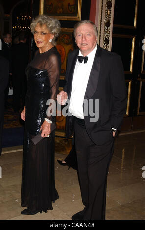 Nov 05, 2003 ; New York, NY, USA ; William F. Buckley JR. et son épouse à l'Landmarks Conservancy's Living Landmarks gala qui a eu lieu à l'Hôtel Plaza. Banque D'Images