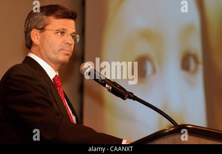 Dec 06, 2003 - Erlanger, Kentucky, USA - Kentucky gouverneur élu Ernie Fletcher s'adresse à la foule lors d'une réception d'inauguration pour les amis politiques et les travailleurs campagn. (Crédit Image : © Ken Stewart/ZUMA Press) Banque D'Images