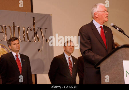 Dec 06, 2003 - Erlanger, Kentucky, USA - Etats-Unis Le sénateur Jim BUNNING (R) introduit l'élection du Gouverneur du Kentucky Ernie Fletcher (L) et le lieutenant-gouverneur élu STEVE PENCE (C) à la conférence préparatoire à l'inauguration réception pour les amis politiques et les travailleurs campagn. (Crédit Image : © Ken Stewart/ZUMA Press) Banque D'Images