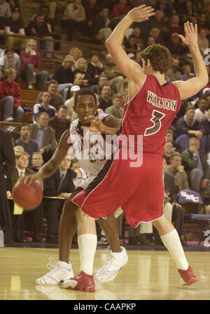 St Marys College Jonathan Sanders tente de faire le tour de San Diego State Aztec, Chris Walton dans la 2e moitié de leur jeu au Collège Sainte-Marie à Moraga en Californie, le mardi Janvier 6,2004.(Contra Costa Times/Bob Larson)2004 Banque D'Images