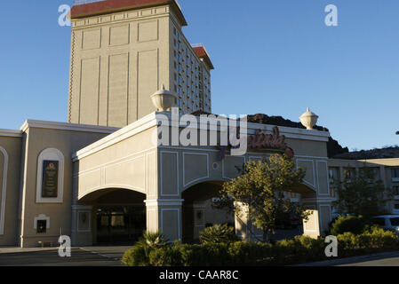 Jan 18, 2004 ; Las Vegas, NV, USA ; Hacienda Hotel and Casino Gold Strike formellement de l'hôtel et casino est le premier hôtel de Las Vegas, après avoir traversé le barrage Hoover de l'Arizona sur l'autoroute 93. Hélicoptère disponible à côté de l'Hacienda, visiter le Hoover Dam et le Lac Mead. Banque D'Images